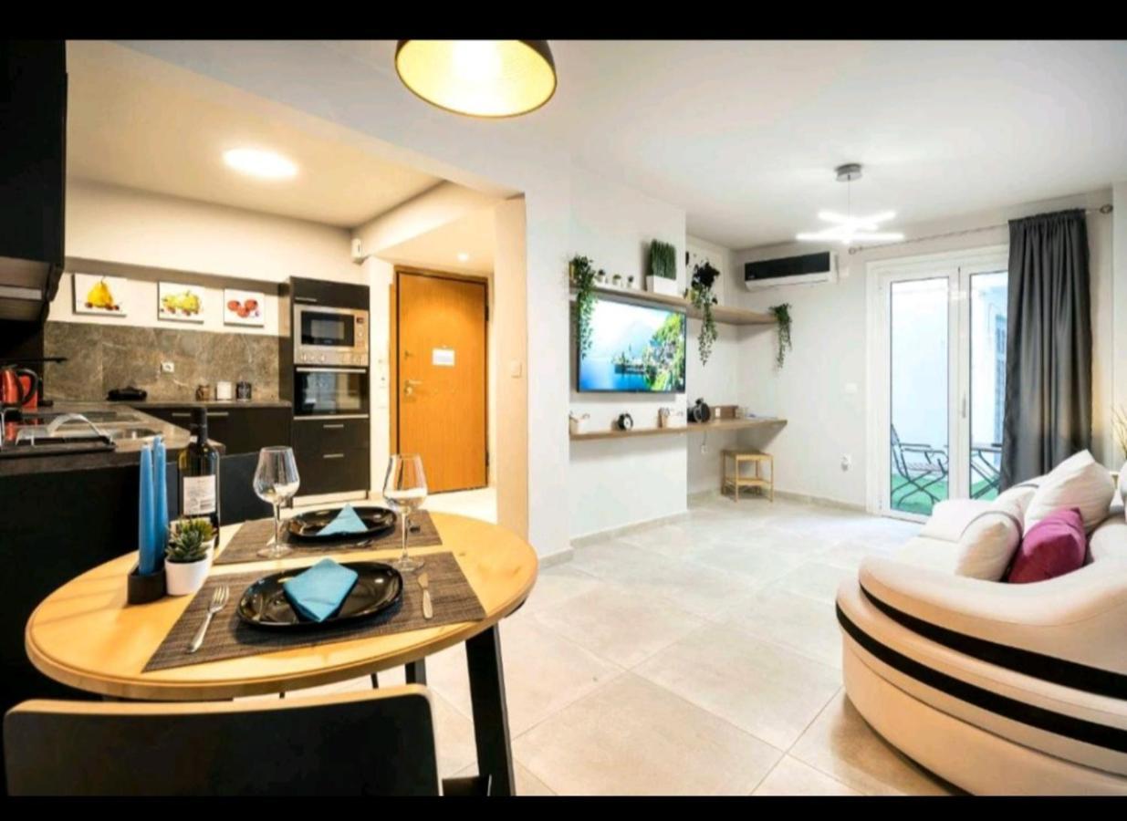 Romantic Jacuzzi Apartment Athena Bagian luar foto