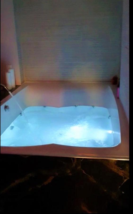 Romantic Jacuzzi Apartment Athena Bagian luar foto