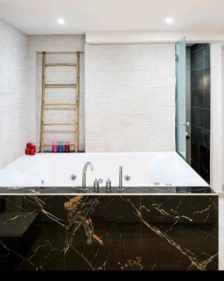 Romantic Jacuzzi Apartment Athena Bagian luar foto